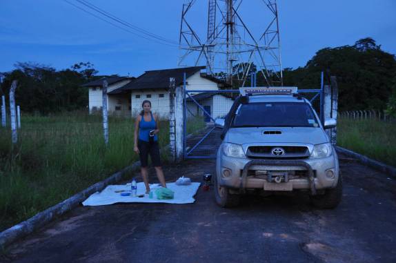 Preparando acampamento em torre da Embratel na BR-319, a rodovia que liga Manaus à Porto Velho
